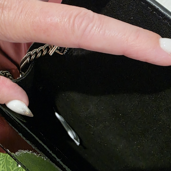 Elegant Black Patent Leather Chain Bag - Picture 4 of 10